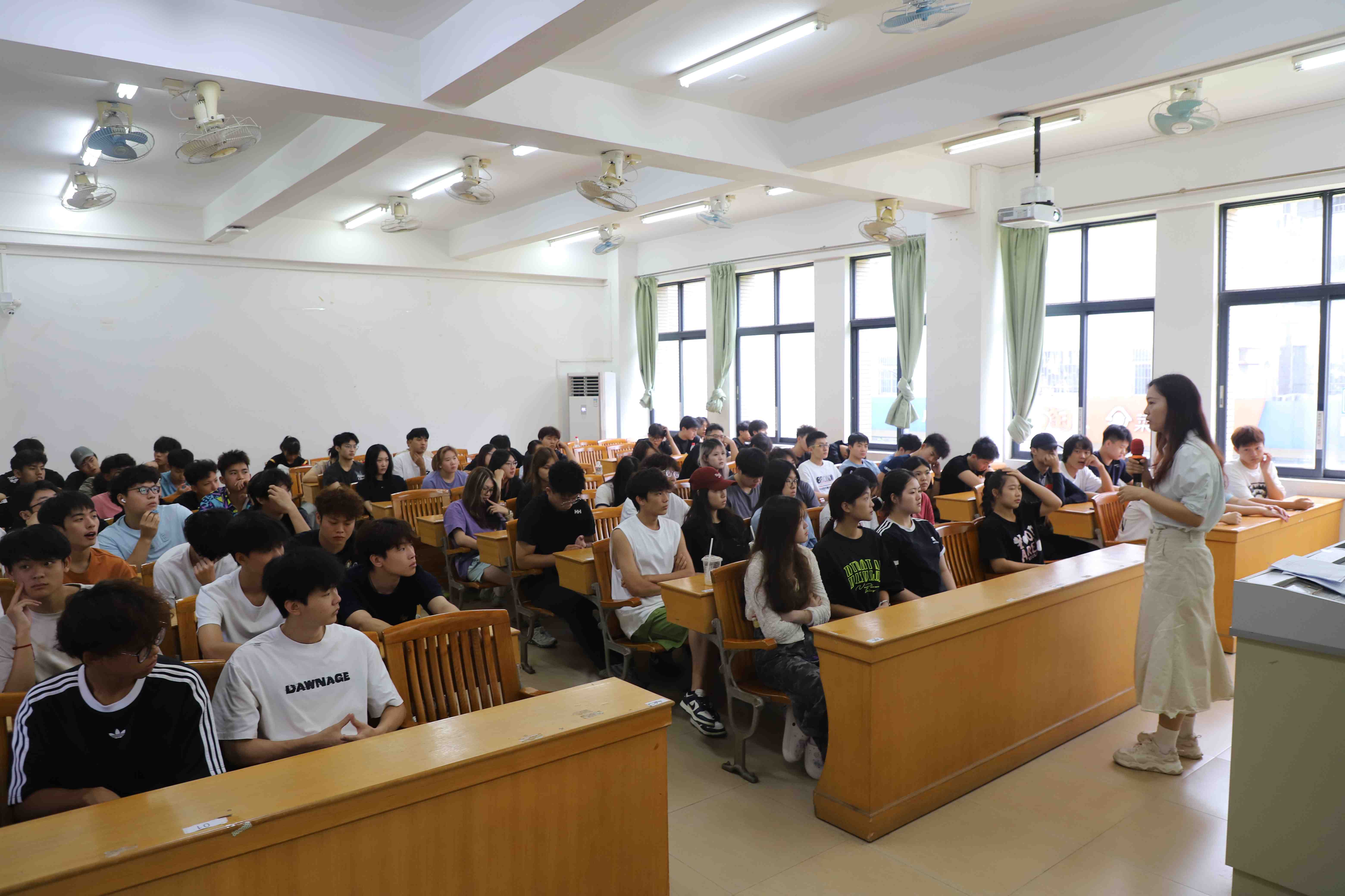 2.会议现场.JPG