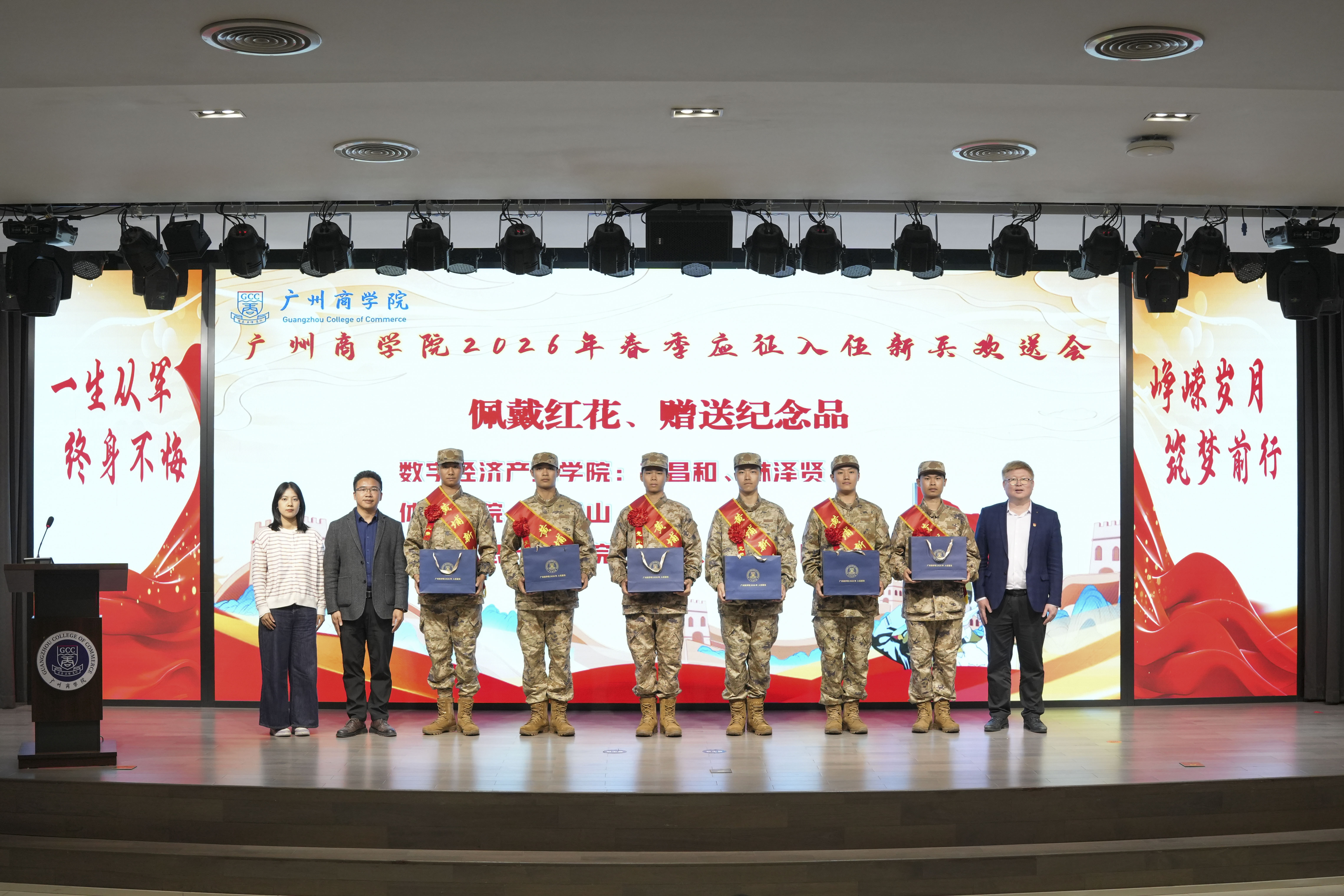 台上颁奖 李哲 (5).jpg