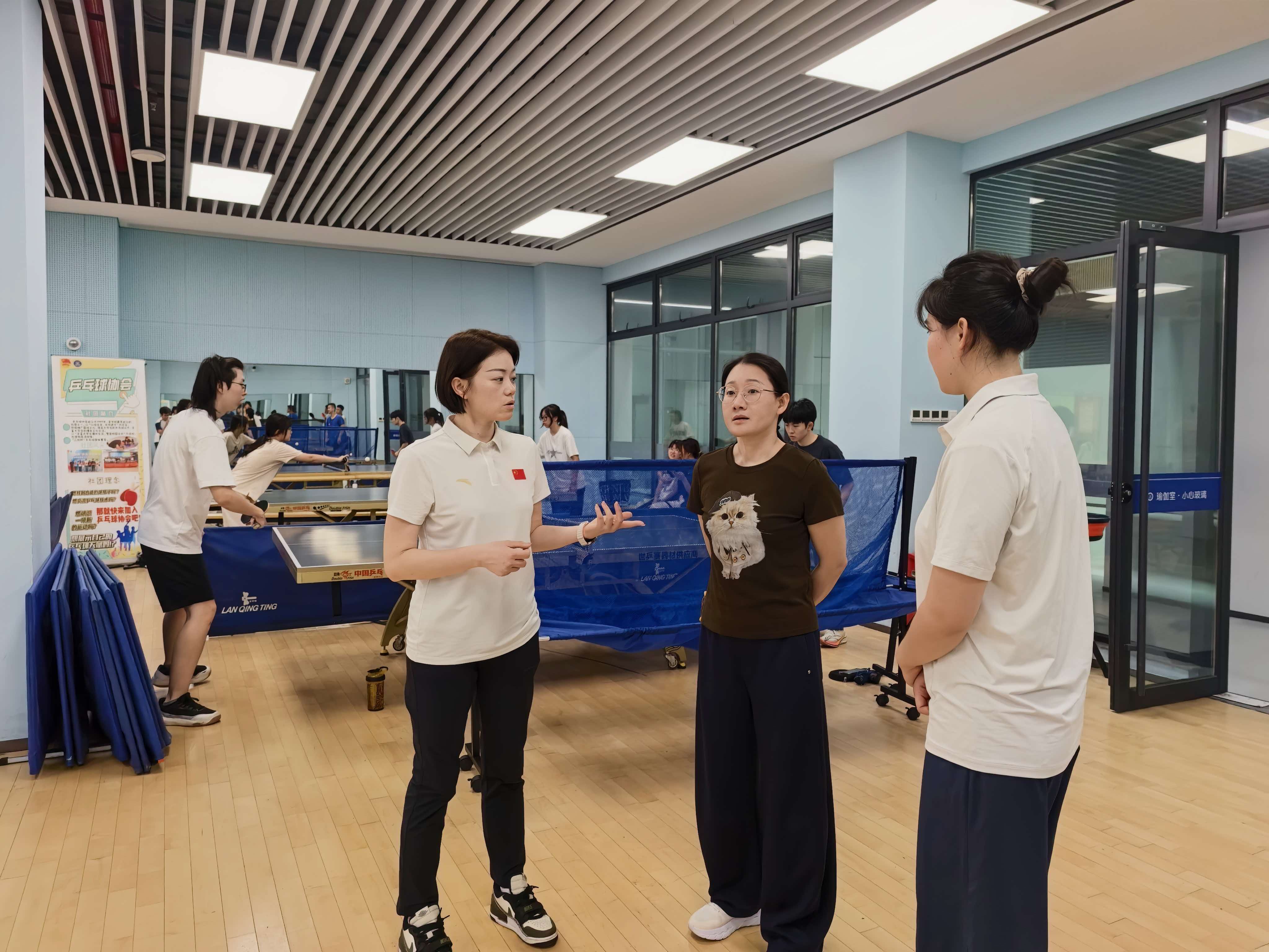 院长助理李菡与教师交流.jpg